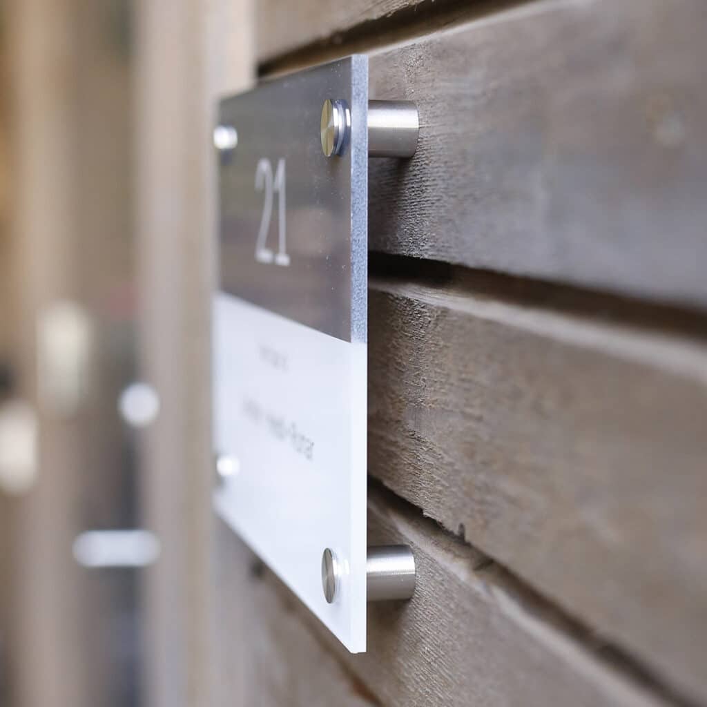 Dørskilt plexiglass med veggfester