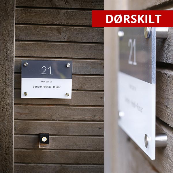 Bilde av dørskilt i plexiglass ved ringeklokke