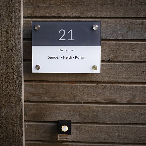 dørskilt på pleksiglass